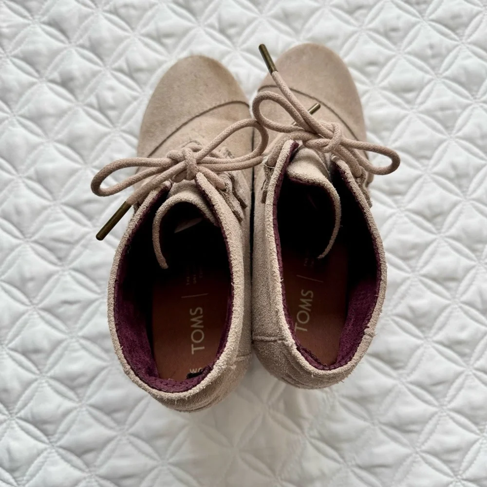 TOMS Kala Desert Taupe Suede Lace Up Wedge Ankle Booties Boots Tan Size 6.5